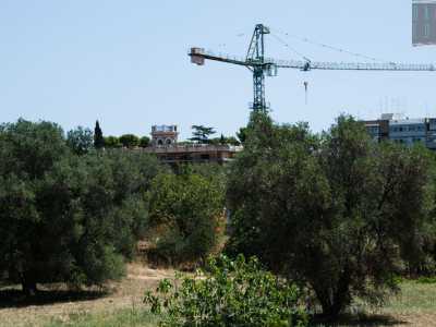 La ditta di costruzioni proprietaria della villa voleva trasformare la residenza in una casa di riposo per anziani ma il progetto � stato interrotto. Permangono per� ancora oggi gru e impalcature_ ma i lavori non proseguono